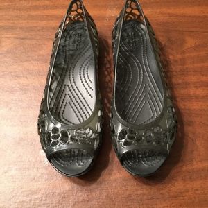 CROCS ISABELLA PEEP TOE JELLY FLATS - BLACK